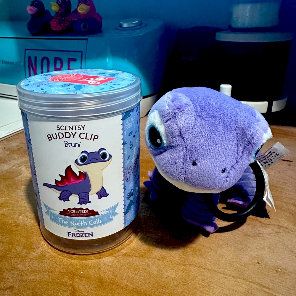 Brand NEW Scentsy Buddy Clip Frozen 2 Bruni ‘The North Calls’